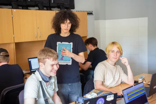 Uczestnicy śmieją się przy stanowisku